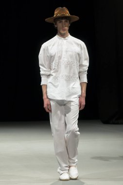 Adlib İbiza moda grubu üyesi Monika Maxim, koleksiyonunu 9 Şubat 2024 'te İspanya' nın IFEMA şehrindeki MOMAD2024 Salon de Moda en Madrid, MOMAD2024 'te podyumda sundu..