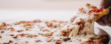 Parça pizza peynir erime ile tutan eller