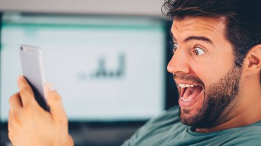 Şaşırmış genç adam Smartphone vasıl el arıyorum
