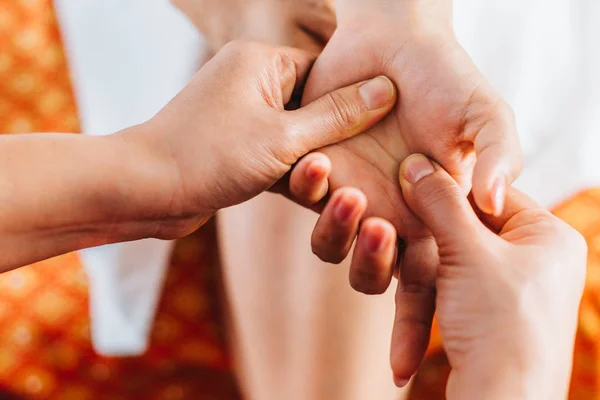 Massagem Mãos Mulher Salão Massagem Tailandês — Fotografia de Stock