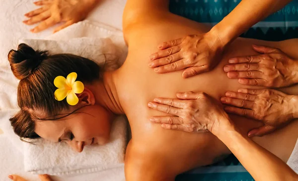Vrouw Met Thaise Massage Bed Genieten Van Ontspannende Achtergrond — Stockfoto