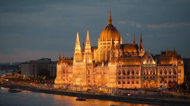 Gün Batımında Budapeşte Parlamento Binasının Manzara Görüntüleri — Stok video
