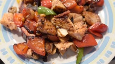 Isı panelinde pişirilen et ve sebzelerin yakın çekim görüntüleri