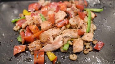 Isı panelinde pişirilen et ve sebzelerin yakın çekim görüntüleri