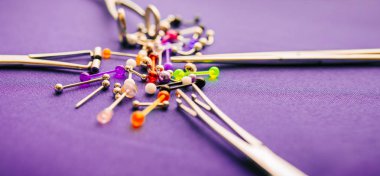 Vücut piercing takı halkaları, renkli arka plan üzerinde delinme implantlar