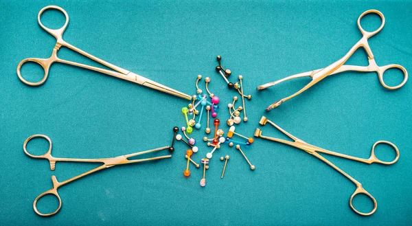 Vücut Piercing Takı Halkaları Renkli Arka Plan Üzerinde Delinme Implantlar — Stok fotoğraf