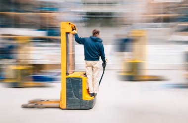 Forklift İşçisi Depoda İş Başında | Uzun Pozlama Bulanık