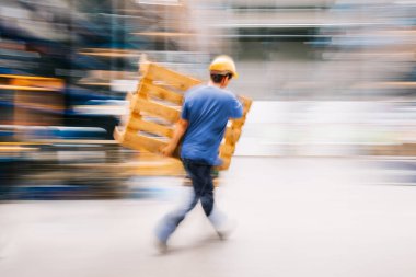 İşçi Hareket Halinde | Forklift Palet taşıyan Adam İş Başında | Uzun Pozlama Bulanık