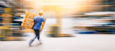 İşçi Hareket Halinde | Forklift Palet taşıyan Adam İş Başında | Uzun Pozlama Bulanık