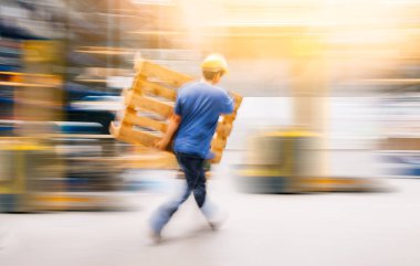 İşçi Hareket Halinde | Forklift Palet taşıyan Adam İş Başında | Uzun Pozlama Bulanık