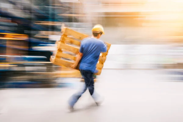 Şçi Hareket Halinde Forklift Palet Taşıyan Adam Başında Uzun Pozlama — Stok fotoğraf
