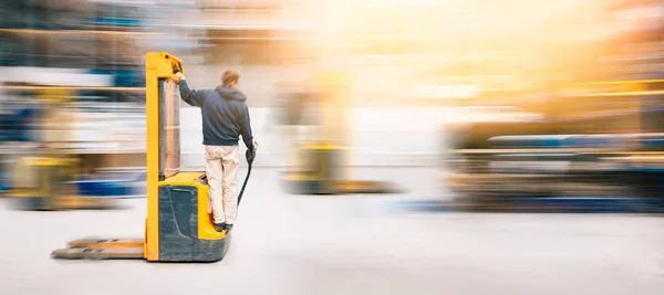 Heftruck Arbeider Beweging Het Werk Magazijn Lange Blootstelling Wazig — Stockfoto