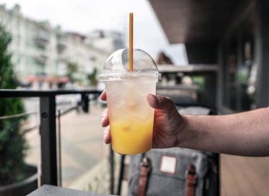 Bir bardak taze limonata, taze. Suyu bir arka kapı City karşı bir buz ile fotoğraf.