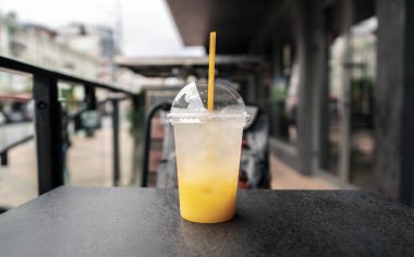 Bir bardak taze limonata, taze. Suyu bir arka kapı City karşı bir buz ile fotoğraf.