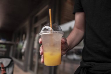 Bir bardak taze limonata, taze