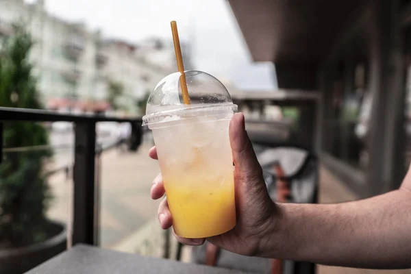 Bir bardak taze limonata, taze. Suyu bir arka kapı City karşı bir buz ile fotoğraf.