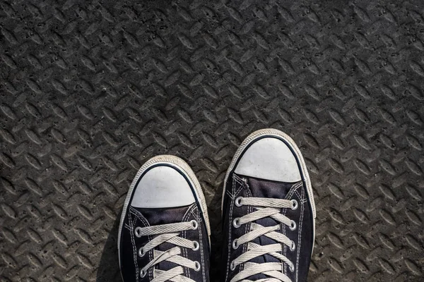 sokak eski karanlık mavi spor ayakkabı