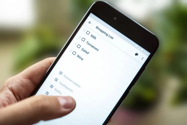 Alışveriş listesi telefon smartphone ile ver. Ne listesi almak için