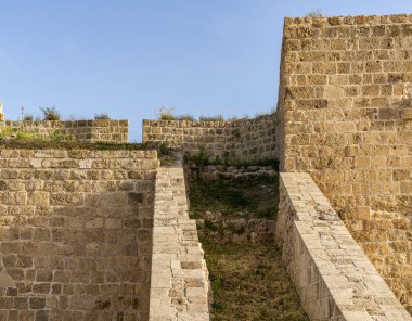 Acre, İsrail - 23 Mart 2018: Eski dönümlük şehir surları, İsrail. Ağır arazi savunma duvar topu ileri karakollar ile