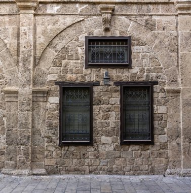 Acre, İsrail - 23 Mart 2018: Akko eski şehir içinde pencere eşiği ile eski bir bina parçası