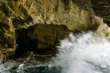 Su büyük sıçrama ile Akdeniz sahilinde mağara.