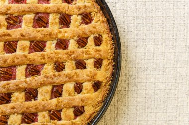 Cevizli bir tablo üzerinde siyah bir tepsi ile tüm apple ve ravent pasta