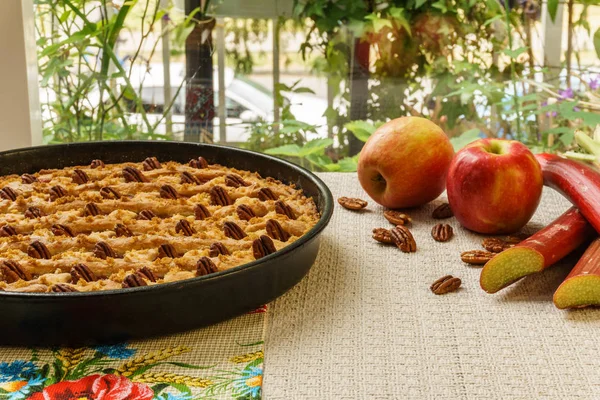 Tarta Manzana Entera Ruibarbo Con Nuez Una Bandeja Negra Sobre — Foto de Stock