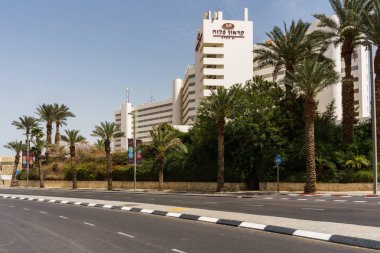 Ein Bokek, İsrail - 28 Mart 2018: Crowne plaza otel ve tatil District Neve Zohar yakınındaki Dead Sea, İsrail kıyısında
