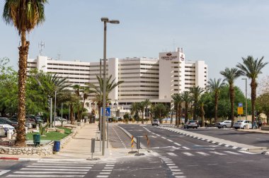 Ein Bokek, İsrail - 28 Mart 2018: Crowne plaza otel ve tatil District Neve Zohar yakınındaki Dead Sea, İsrail kıyısında