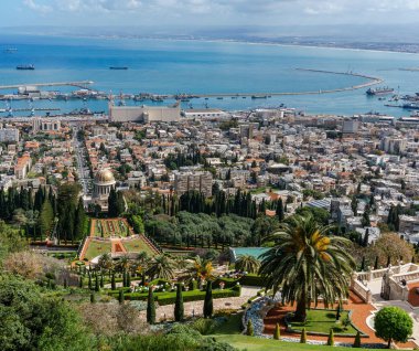 Haifa, İsrail-Mart 25, 2018: Bahar zaman Bahai inanç teraslar için üstten görünüm