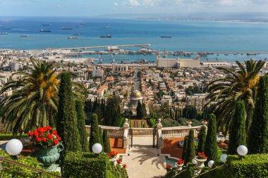 Haifa, İsrail-Mart 25, 2018: Bahar zaman Bahai inanç teraslar için üstten görünüm