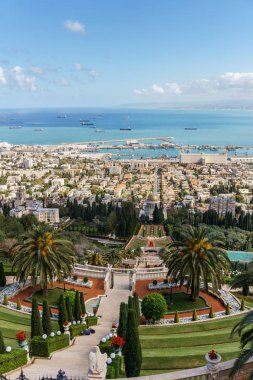 Haifa, İsrail-Mart 25, 2018: Bahar zaman Bahai inanç teraslar için üstten görünüm