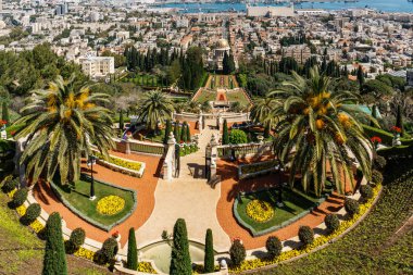Haifa, İsrail-Mart 25, 2018: Bahar zaman Bahai inanç teraslar için üstten görünüm