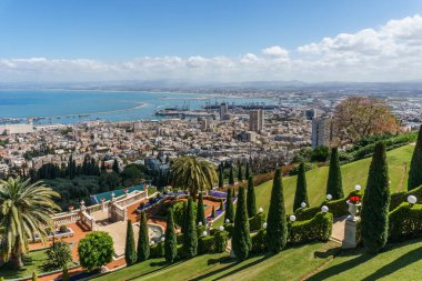 Haifa, İsrail-Mart 25, 2018: Bahar zaman Bahai inanç teraslar için üstten görünüm