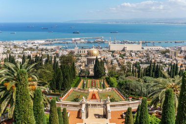 Haifa, İsrail-Mart 25, 2018: Bahar zaman Bahai inanç teraslar için üstten görünüm