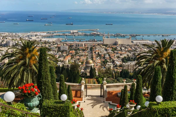 Haifa, İsrail-Mart 25, 2018: Bahar zaman Bahai inanç teraslar için üstten görünüm