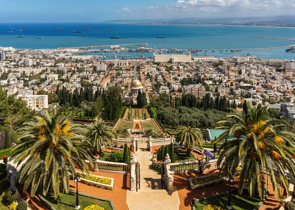 Haifa, İsrail-Mart 25, 2018: Bahar zaman Bahai inanç teraslar için üstten görünüm