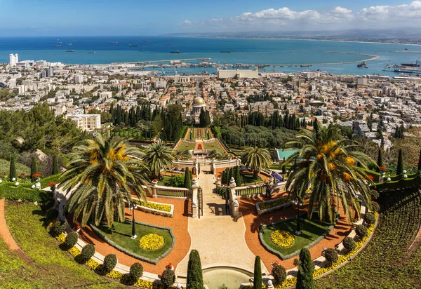 Haifa, İsrail-Mart 25, 2018: Bahar zaman Bahai inanç teraslar için üstten görünüm