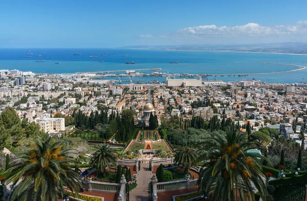 Haifa, İsrail-Mart 25, 2018: Bahar zaman Bahai inanç teraslar için üstten görünüm