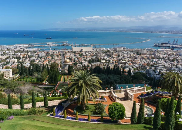 Haifa, İsrail-Mart 25, 2018: Bahar zaman Bahai inanç teraslar için üstten görünüm