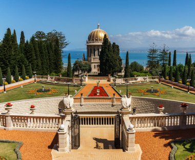 Haifa, İsrail-Mart 25, 2018: Bahar zaman Bahai inanç teraslar için üstten görünüm