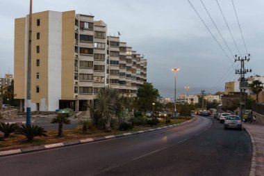 Eilat, İsrail - 28 Mart 2018: Gece şehir sokak ve daire bina