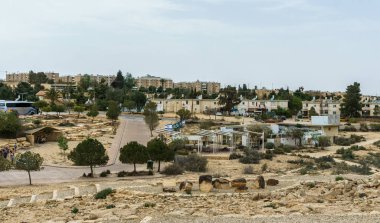 Mitzpe Ramon, İsrail - 28 Mart 2018: Mitzpe Ramon ziyaretçi merkezi Negev Çölü ortasına görünümünden