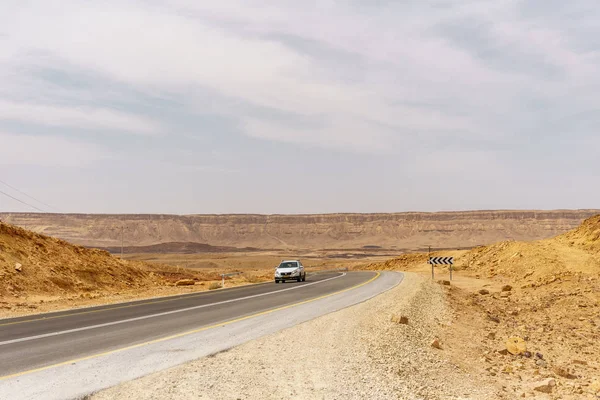 Negev Çölü, İsrail - 28 Mart 2018: Sarı Negev Çölü, İsrail'in geniş görüş