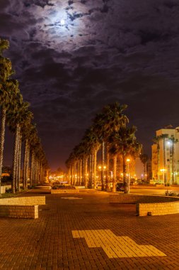 Nahariya, İsrail-Mart 30, 2018: Şehir sokakları binaları ve palmiye ağaçları Nahariya, İsrail ile yüksekliği.