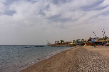 Eilat, İsrail - 28 Mart 2018: kayak kiralama İstasyonu sahilde