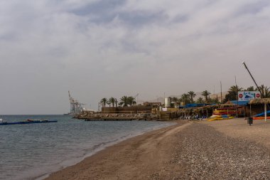 Eilat, İsrail - 28 Mart 2018: kayak kiralama İstasyonu sahilde