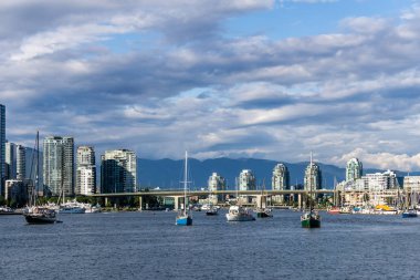 Vancouver, Kanada - 15 Haziran 2018: Görünümüne False Creek ve bulutlu gün köprüde Cambie