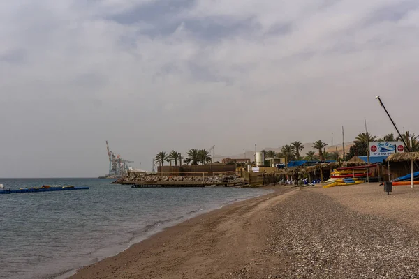 Eilat, İsrail - 28 Mart 2018: kayak kiralama İstasyonu sahilde