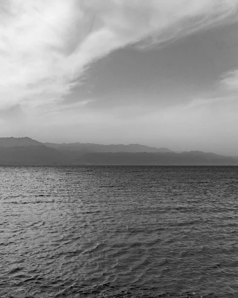 Пейзаж Туманных Гор Через Красное Море Чёрном Белом — стоковое фото